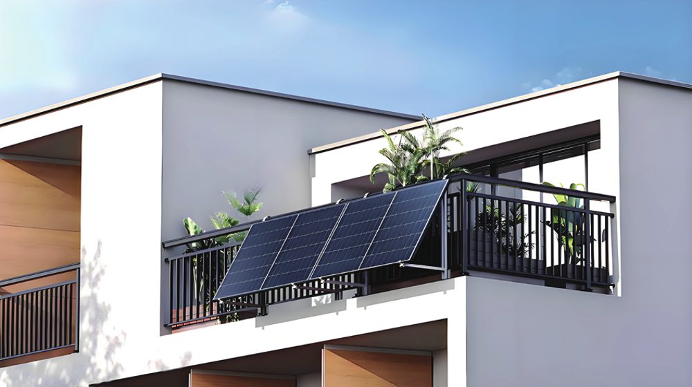 Kit fotovoltaico installato su un balcone